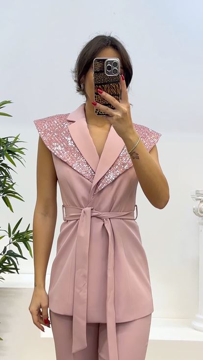 Traje con detalle de cuello empolvado